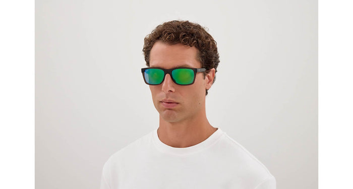 Maui Jim Kōwelo MJ0345S #colour_shiny-transparent-gradient-dark-grey-to-green-maui-green-full-mirror-polar