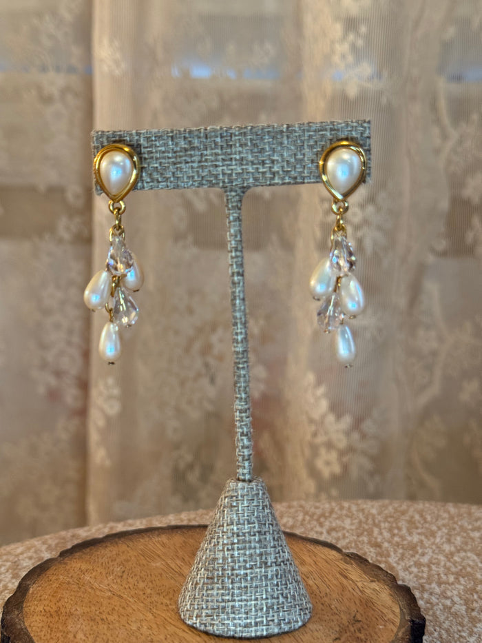 Signed Trifari 1980s Gold-Tone Faux Pearl & Crystal Dangle Clip-On Earrings – Vintage Statement
